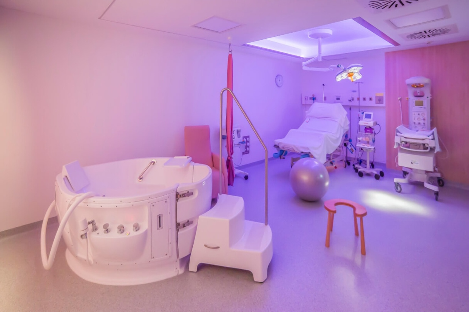 Sala hospitalaria preparada para atender el parto