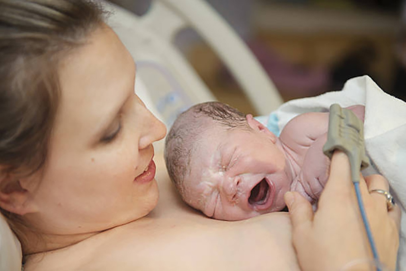 Contacto piel con piel entre la madre y el bebé después del parto